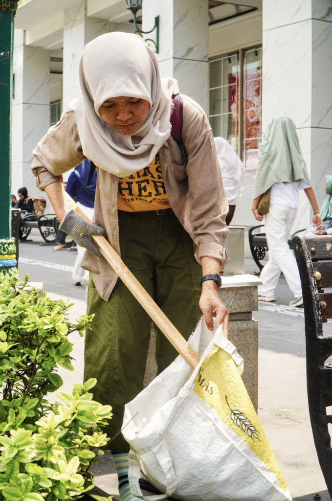 Bersih-bersih plaza malioboro
