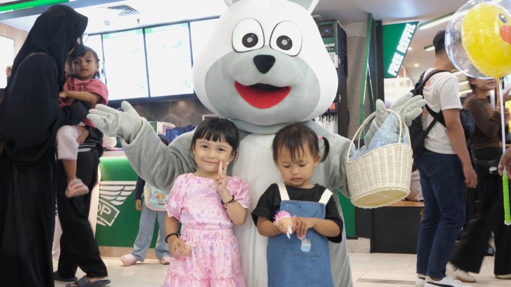 Keseruan bunny bersama anak-anak di Plaza Malioboro